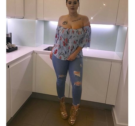 ungeschnittene onlyfans kunst pornographische foto