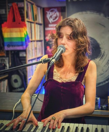 Jasmine van den Bogaerde schöne galerien