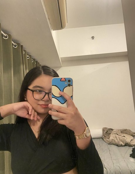 schwarze kätzchen-onlyfans schöne nackte bild