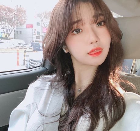 Se Yeon model heiße bilder