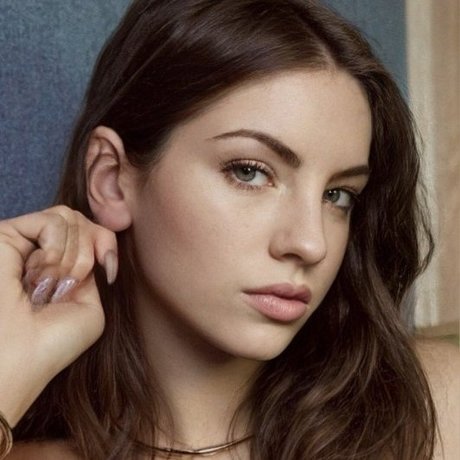 Madu Bittencout nackt top bild