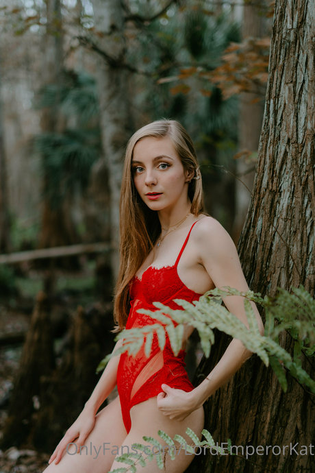 vollbusige brünette onlyfans kunst bild