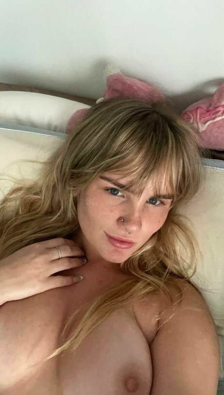 Natalie Knight sexy top galerie