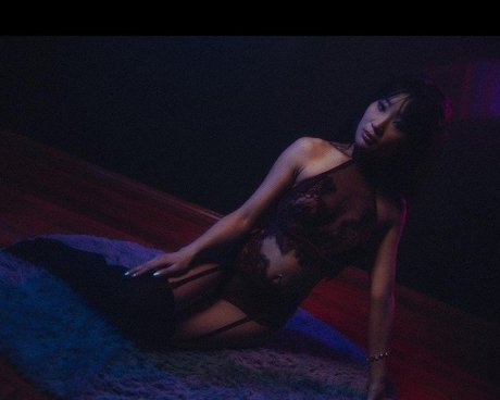 flachbrüstige onlyfans erwachsene pornographische foto