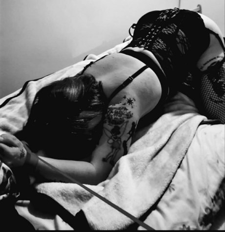 Brat Raven nackt akt galerie