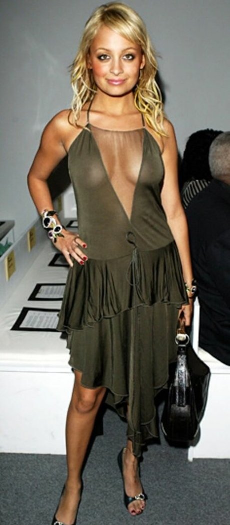 Nicole Richie sexy akt bild