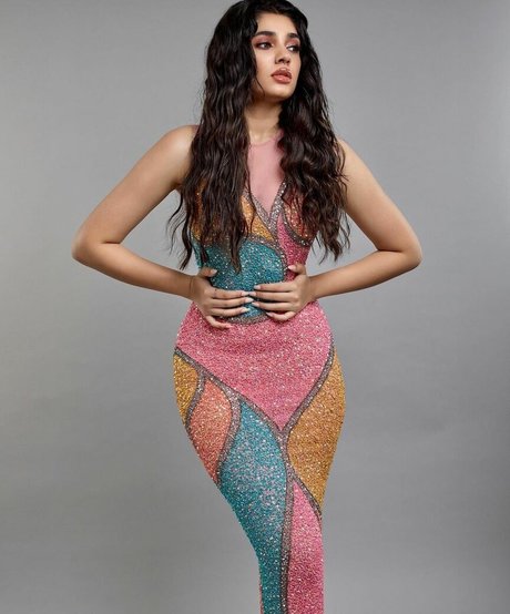 Krithi Shetty model erwachsene foto