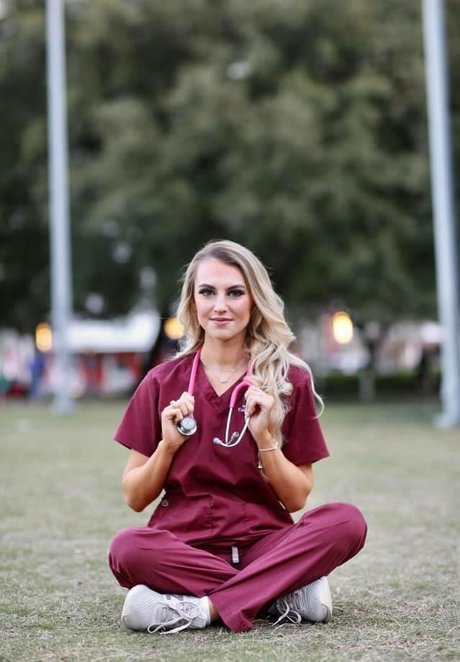 Emilee Atchley sexy hd bilder