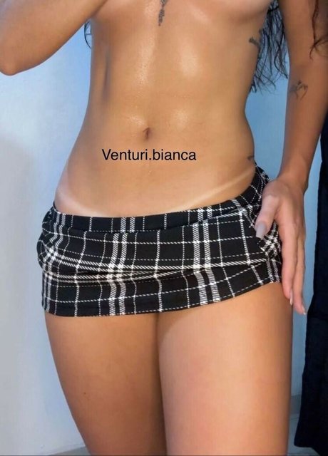 Bianca Veturi sexy top galerie