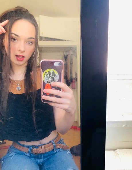 dünne schwarze teenager-onlyfans hübsche top foto