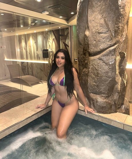 Cinthia Cruz perfekte akt foto