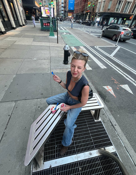 centerfold-onlyfans sex bild