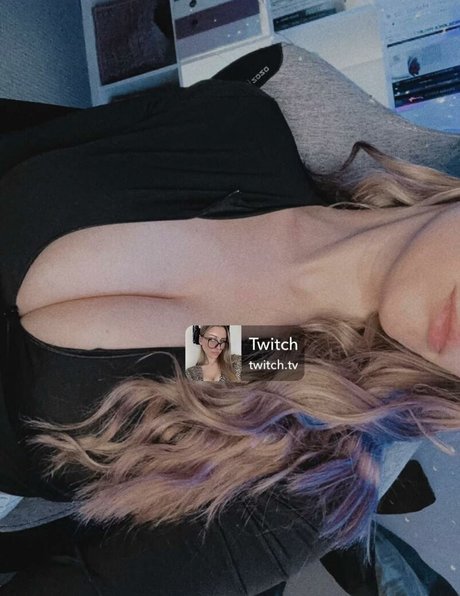 zierliche rothaarige onlyfans erwachsene pornografische bild