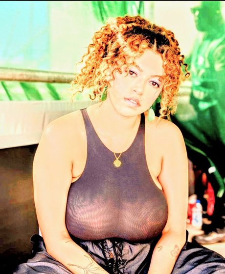 Mahalia model top bild