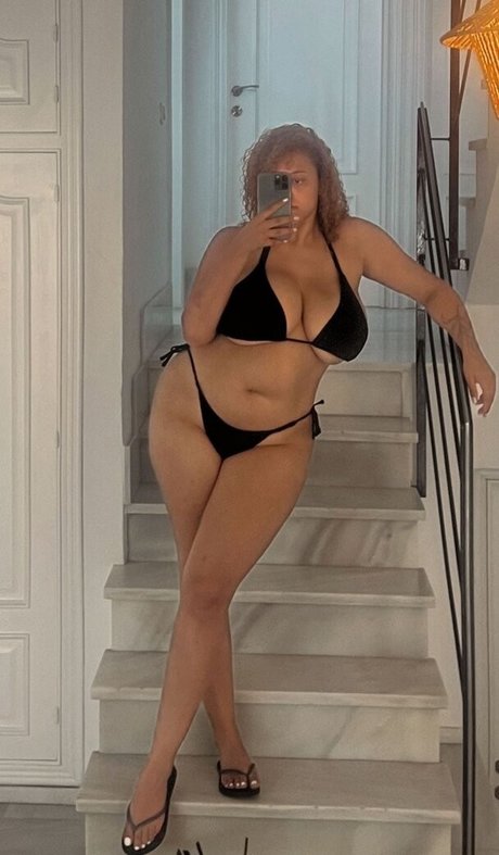 Mahalia model sexy bilder