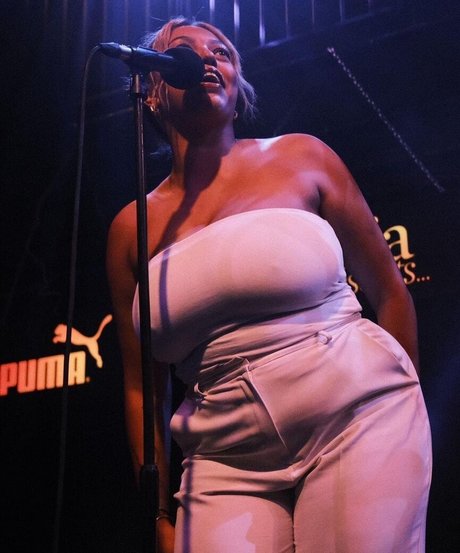 Mahalia hübsche akt bild