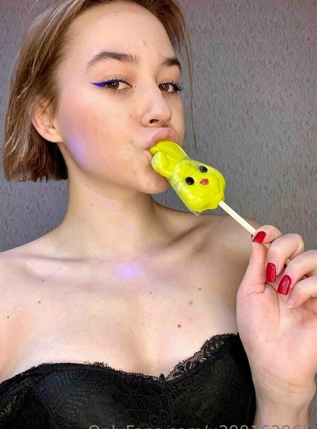 vollbusige brünette onlyfans erotische kunst foto