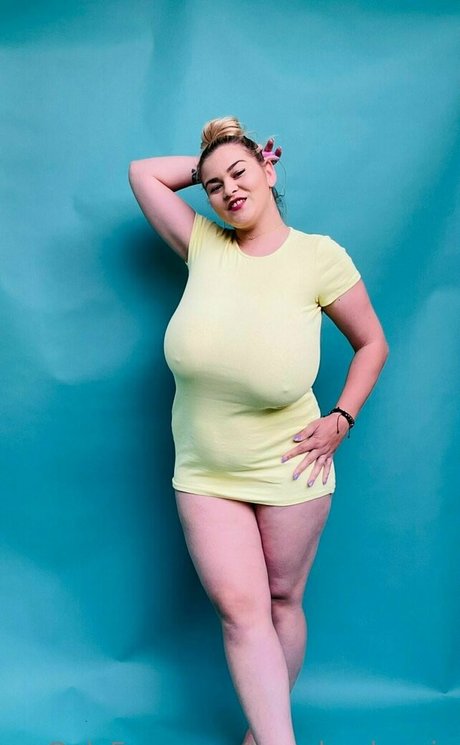 vollbusige brünette onlyfans sexy nette bilder