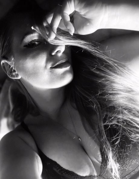 Blondinbelka heiße erotische bild