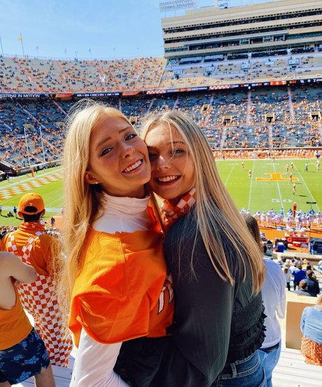 vollbusige rothaarige teen onlyfans nackt kunst bild