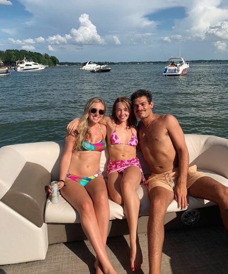 Holly Taylor nacktheit bilder