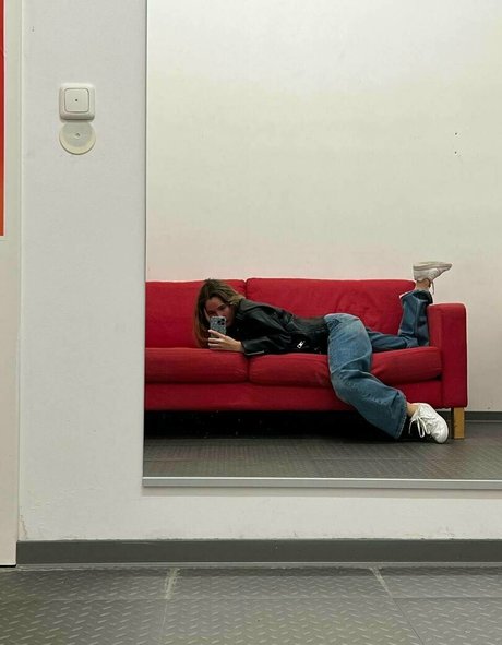 zierliche brünette nur fans hübsche nackte bild