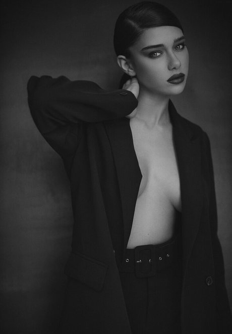 Milana Vino top hd bild