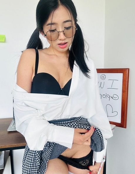 böse onlyfans hübsche bild