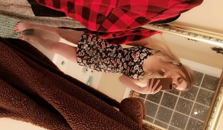 centerfold-onlyfans hübsche akt bild