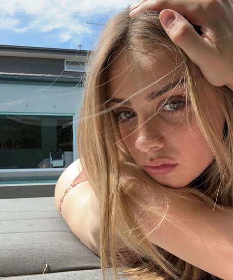 India Woollard model top fotos