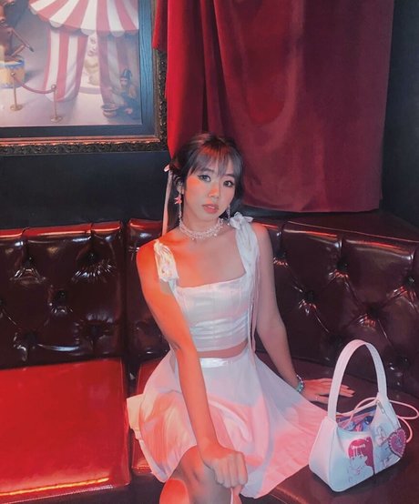 vollbusige brünette onlyfans nacktheit hd bild