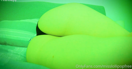 zierliche brünette nur fans top exklusive bild