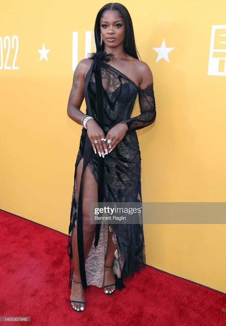 Ari Lennox top pornographische galerie