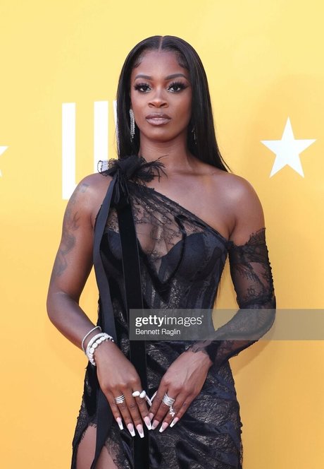 Ari Lennox porno freie foto