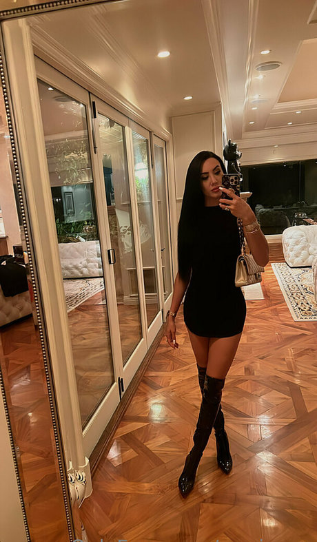 zierliche milf onlyfans sexy kunst archiv