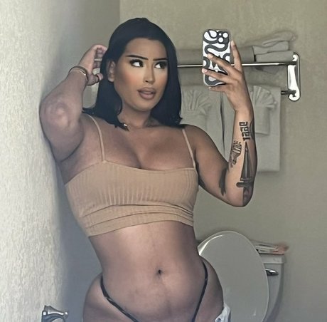 Alexistheedoll model nackt bild