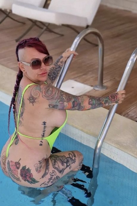 Louise Brereton top sexy foto