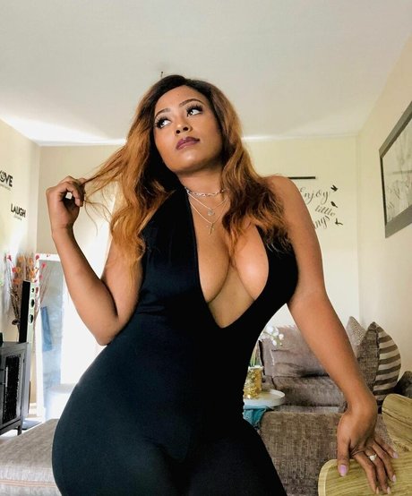 modell onlyfans nackt erwachsene bild