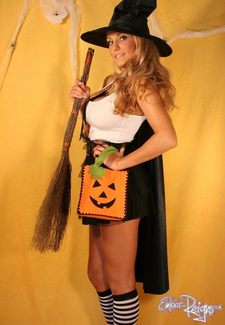 Ember Reigns porno nackten galerien