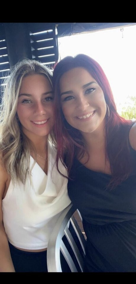 Aisley Montgomery sexy erwachsene foto