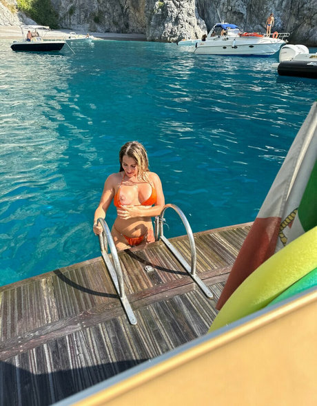 TheLuckyLuci model kunst galerien