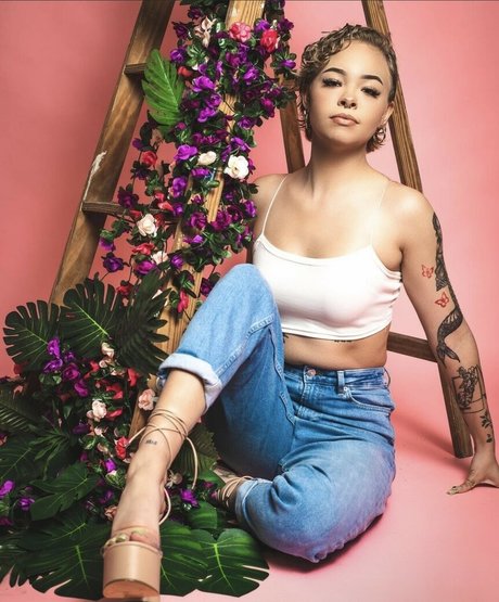 kurviger star onlyfans sexy bilder