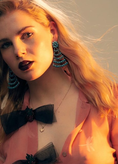 Lucy Boynton pornostar akt bild