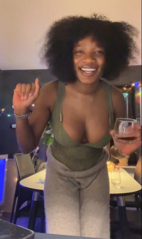 breite onlyfans hd nackte bild