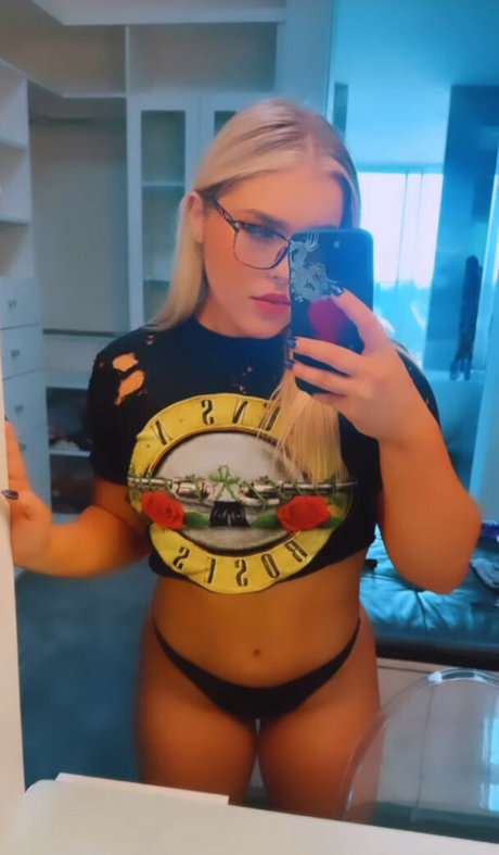 Kiana Daigneault schauspielerin akt fotos