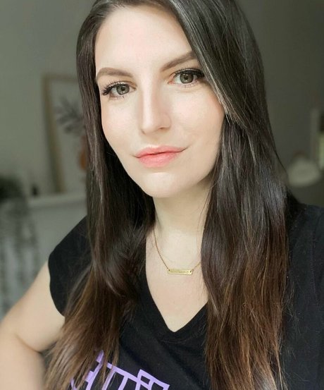 dünnes model onlyfans top nackt bilder