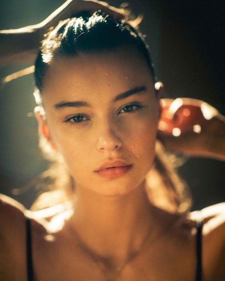 Lucy Bramani nette pornostar galerien