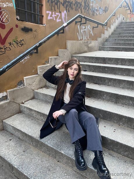 Angescortney schauspielerin kunst galerie