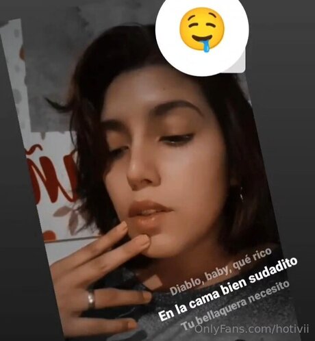 Hotivii model nackt foto