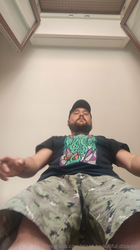 Giant Beautiful Disaster kunst akt archiv